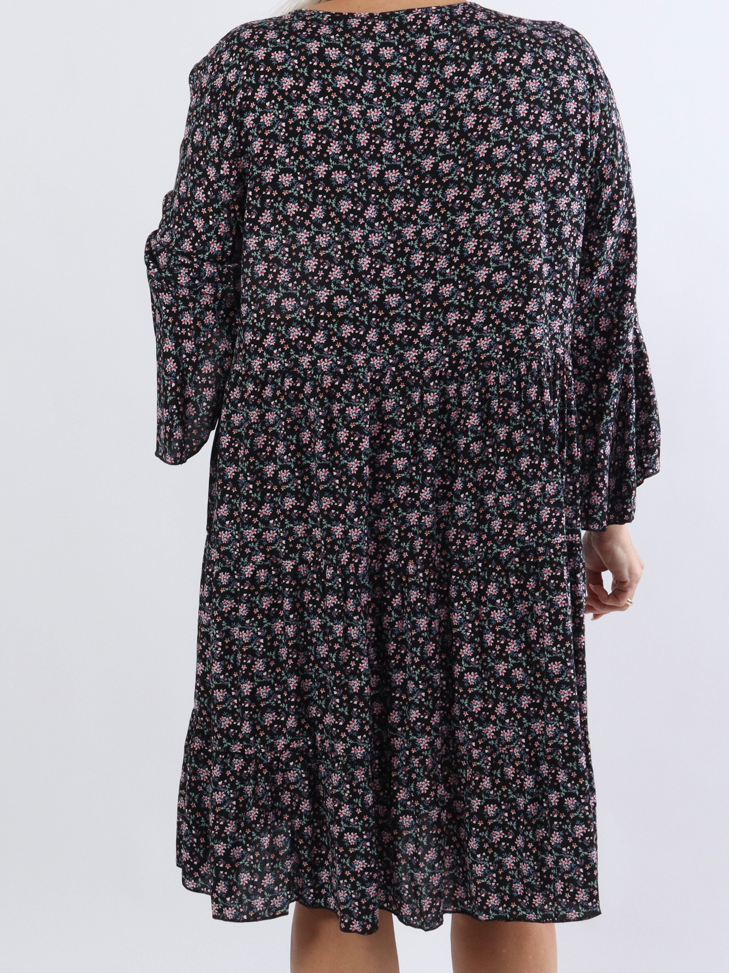 Karla - Plus size blomsterkjole i bomuld med knapper